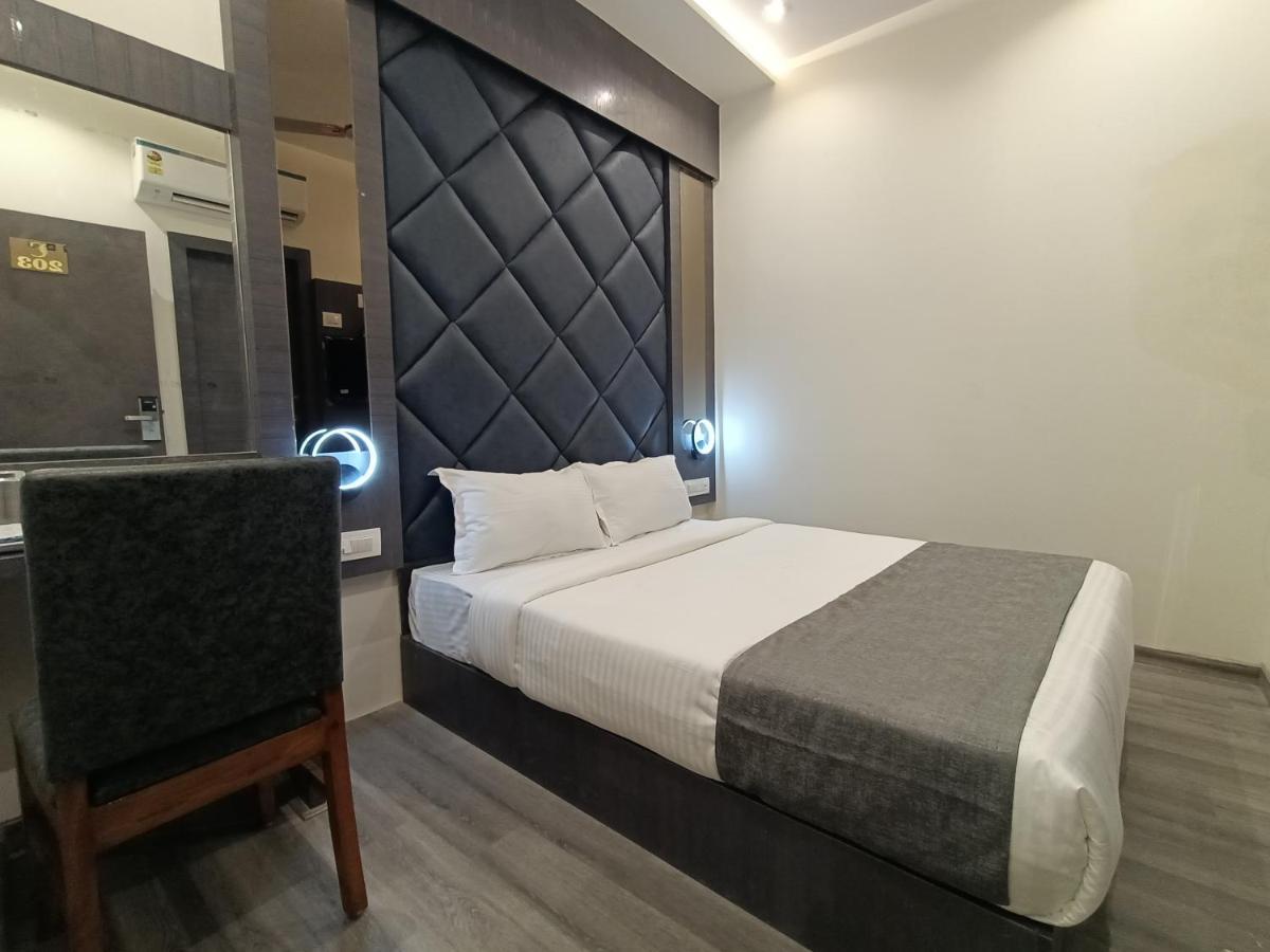 Hotel Classio Andheri - Near Dn Nagar Metro Station Mumbai Exterior photo